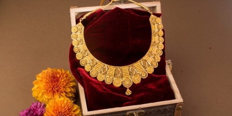 Gold Necklaces to Complement the Charm of Your Traditional Clothing